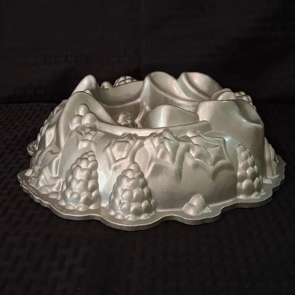Nordic Ware Holiday Wreath Bundt Cake Pan Christmas 12